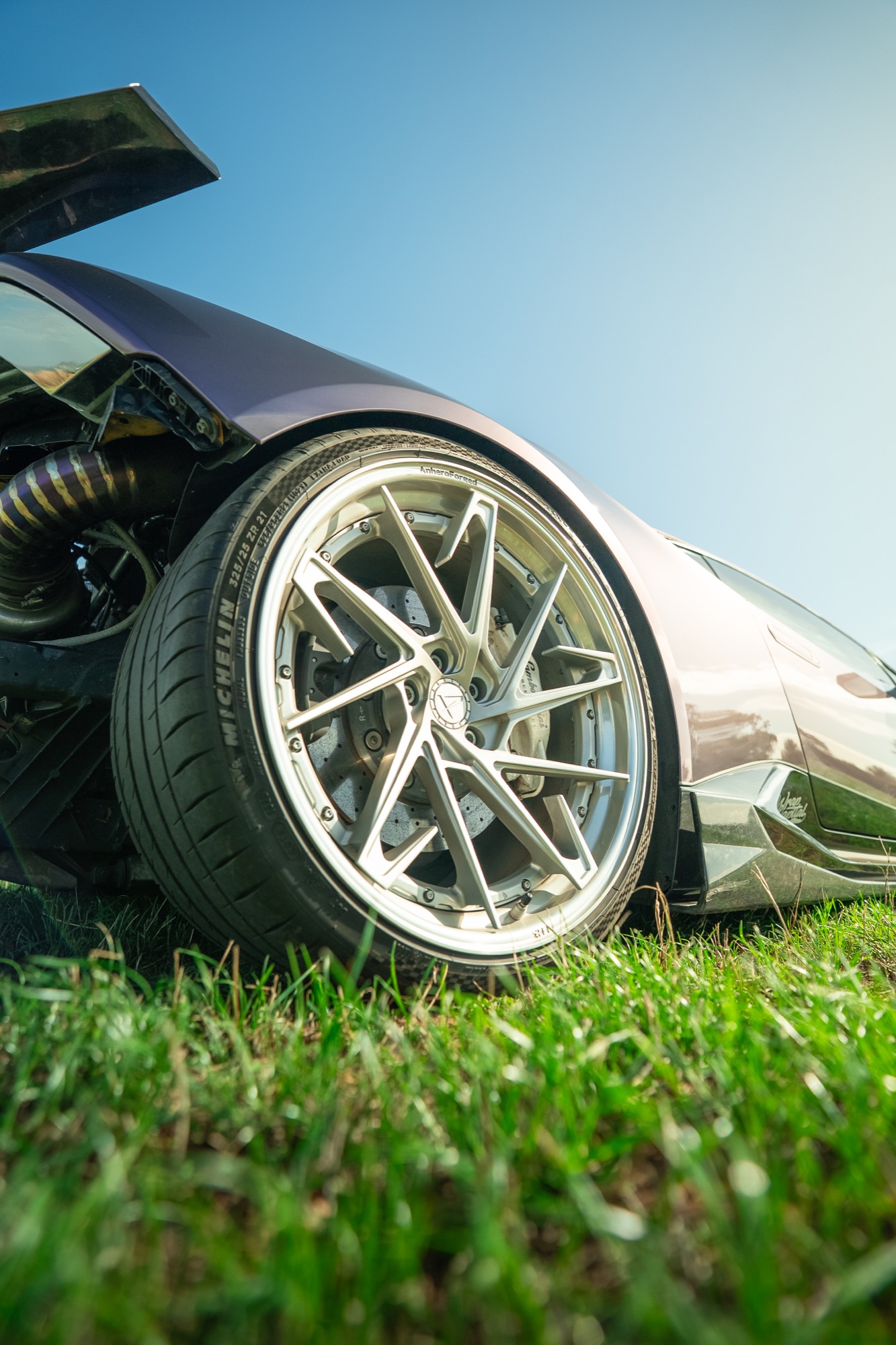 Custom 2-piece Aphero wheel and turbo piping on Corey England’s Huracán
